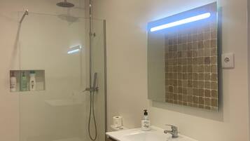 Shower, hair dryer, towels