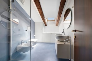 Douche, sèche-cheveux, serviettes fournies