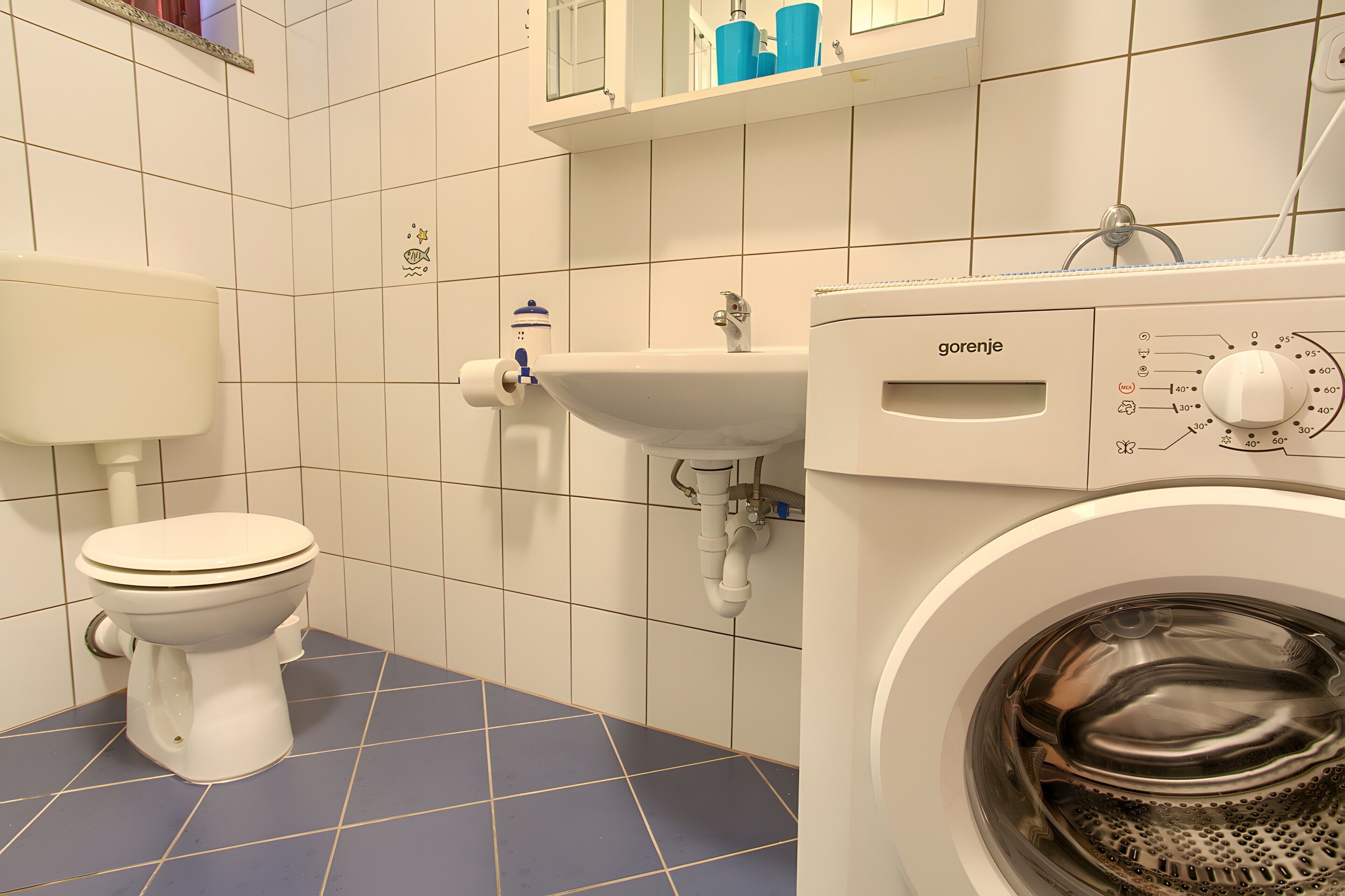 Douche, sèche-cheveux, serviettes fournies