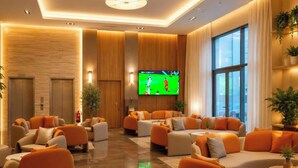 Un moderno vestíbulo de hotel con sofás, televisión y ventanas amplias.