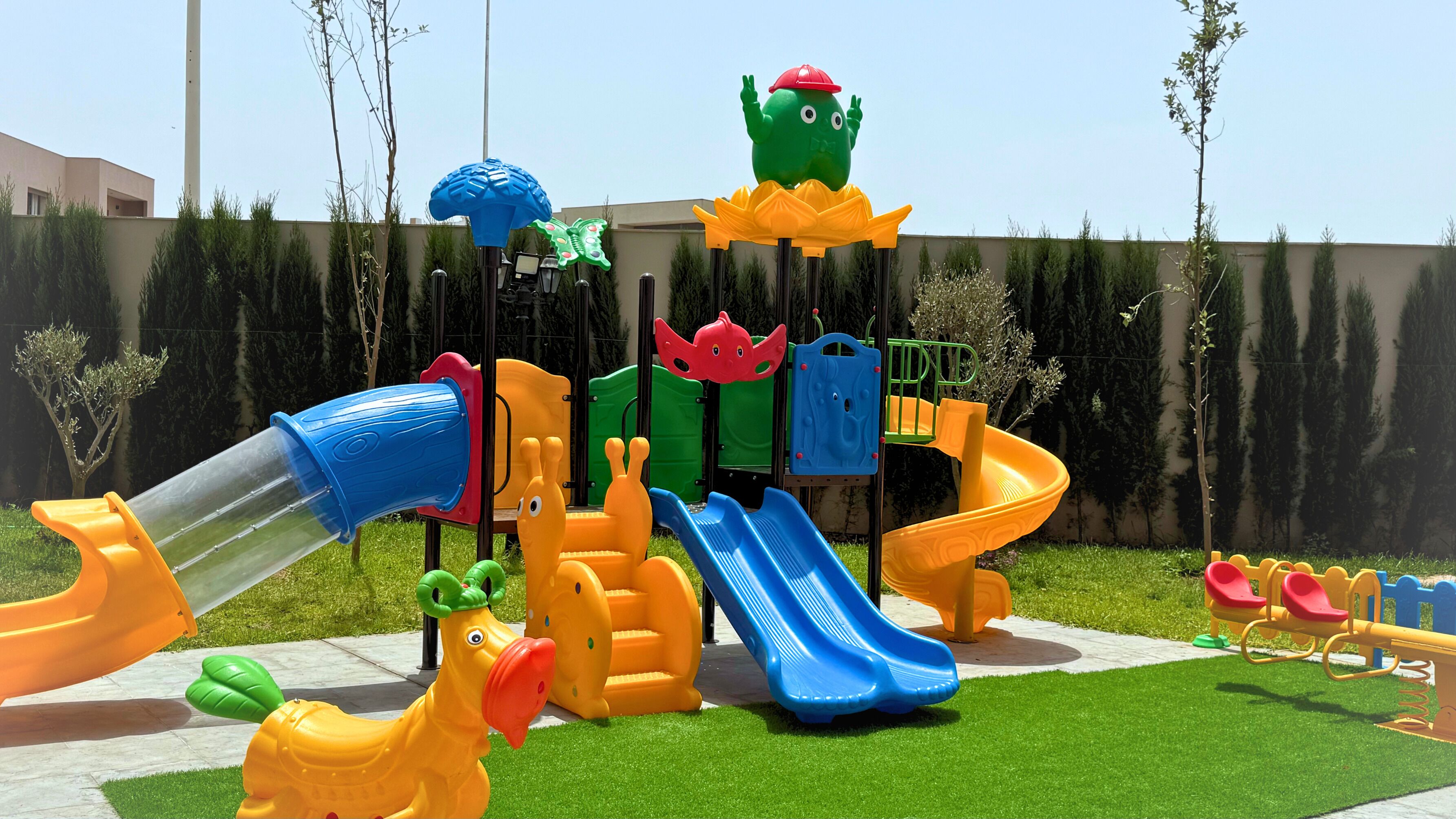 Un parque infantil con toboganes, estructuras para escalar y diversos juegos.