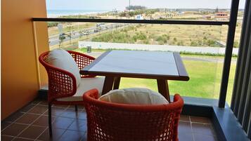 Habitación doble, balcón, vistas al jardín | Zona de estar