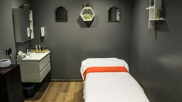 Sauna, hot tub, steam room, mud baths, hot stone massages