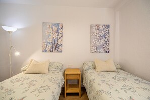 Tabla de planchar con plancha, wifi, ropa de cama