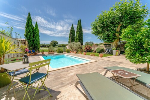 Bed and Breakfast 'Aux Portes Des Alpilles' with Shared Pool, Wi-Fi and Air Conditioning