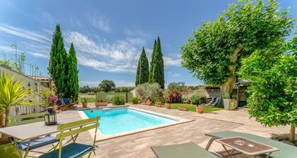 Bed and Breakfast 'Aux Portes Des Alpilles' with Shared Pool, Wi-Fi and Air Conditioning