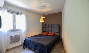 Tabla de planchar con plancha, wifi y ropa de cama 
