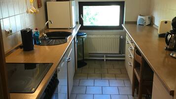 Kjøleskap, mikrobølgeovn, ovn og kokeplater