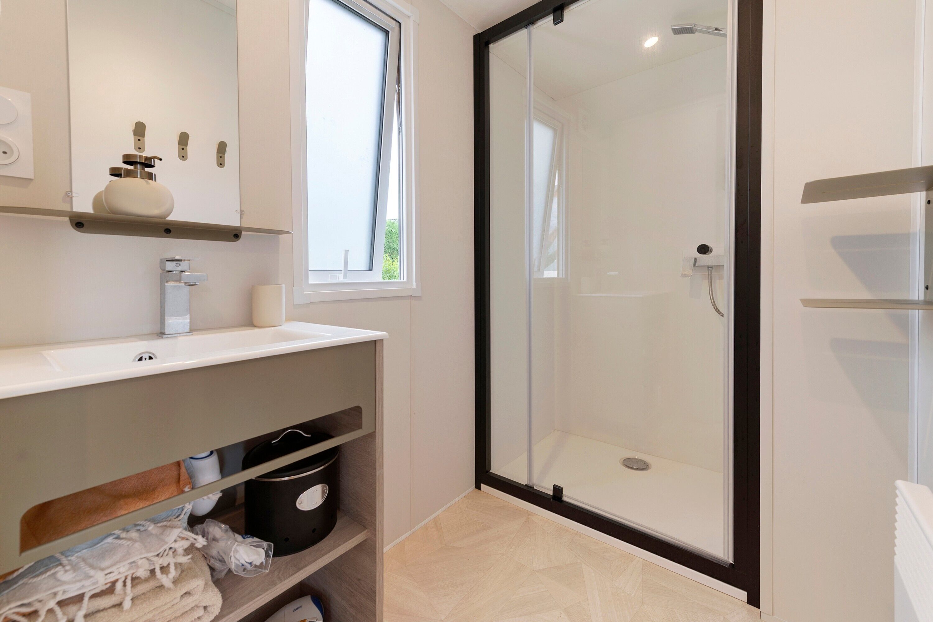 Een douche, een haardroger, handdoeken