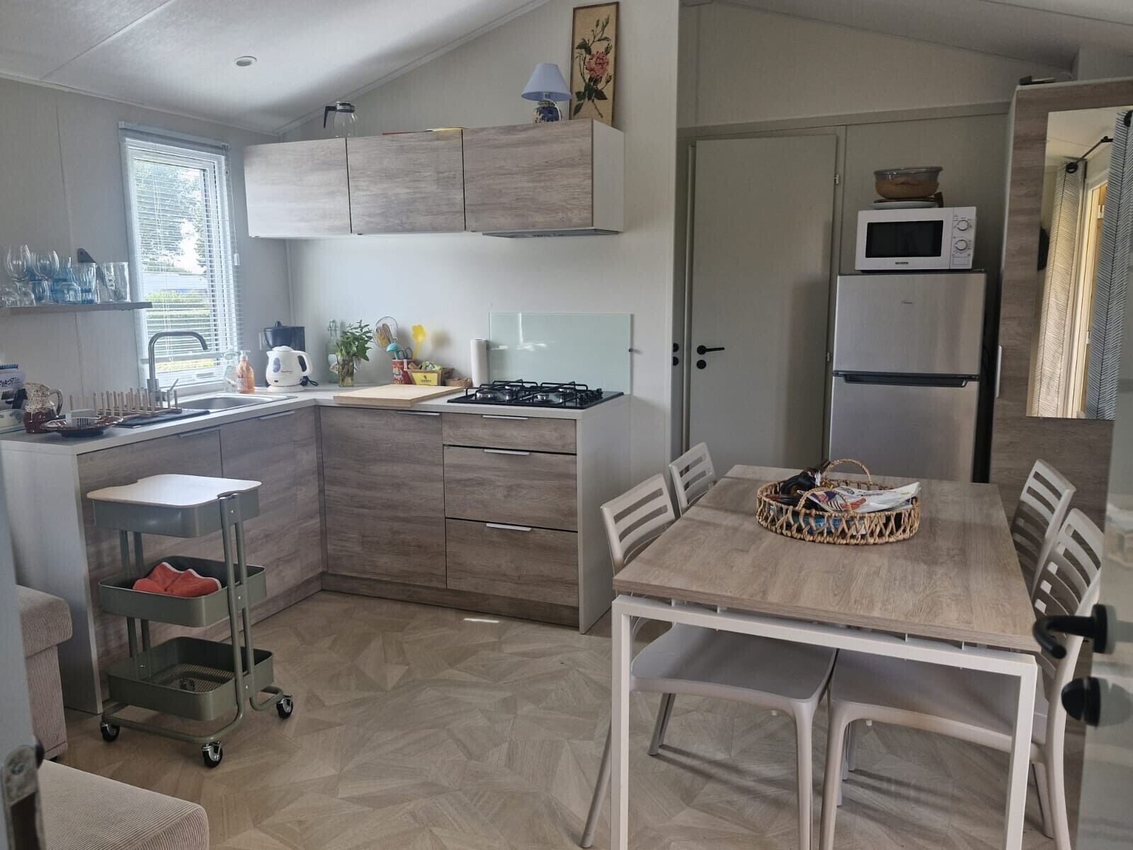 Kühlschrank, Mikrowelle, Ofen, Herdplatte