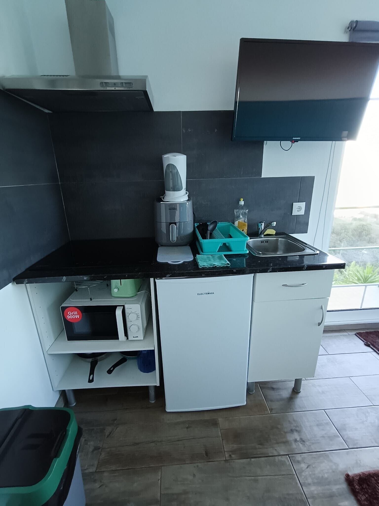 Fridge, microwave, stovetop, electric kettle