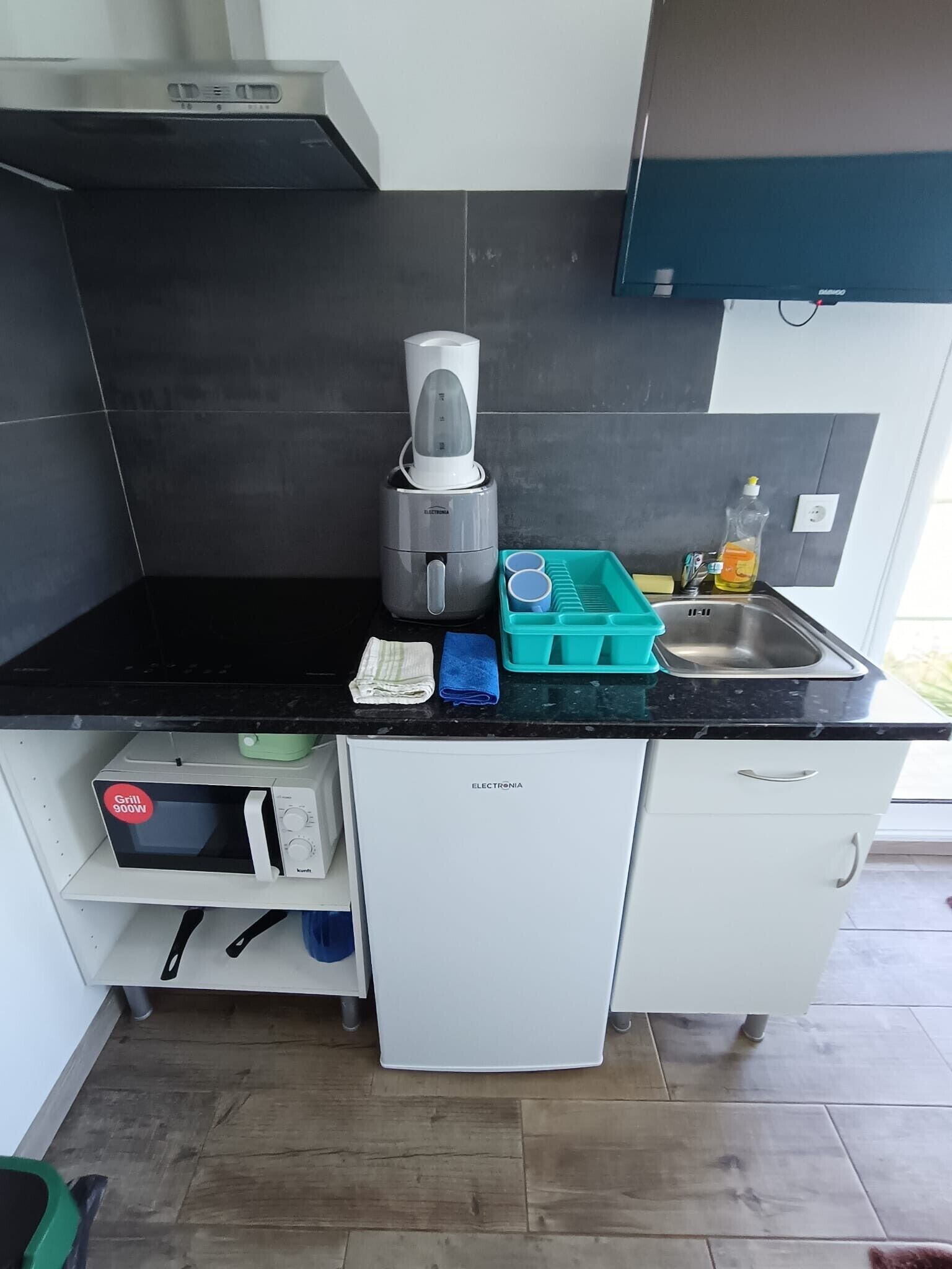 Fridge, microwave, stovetop, electric kettle