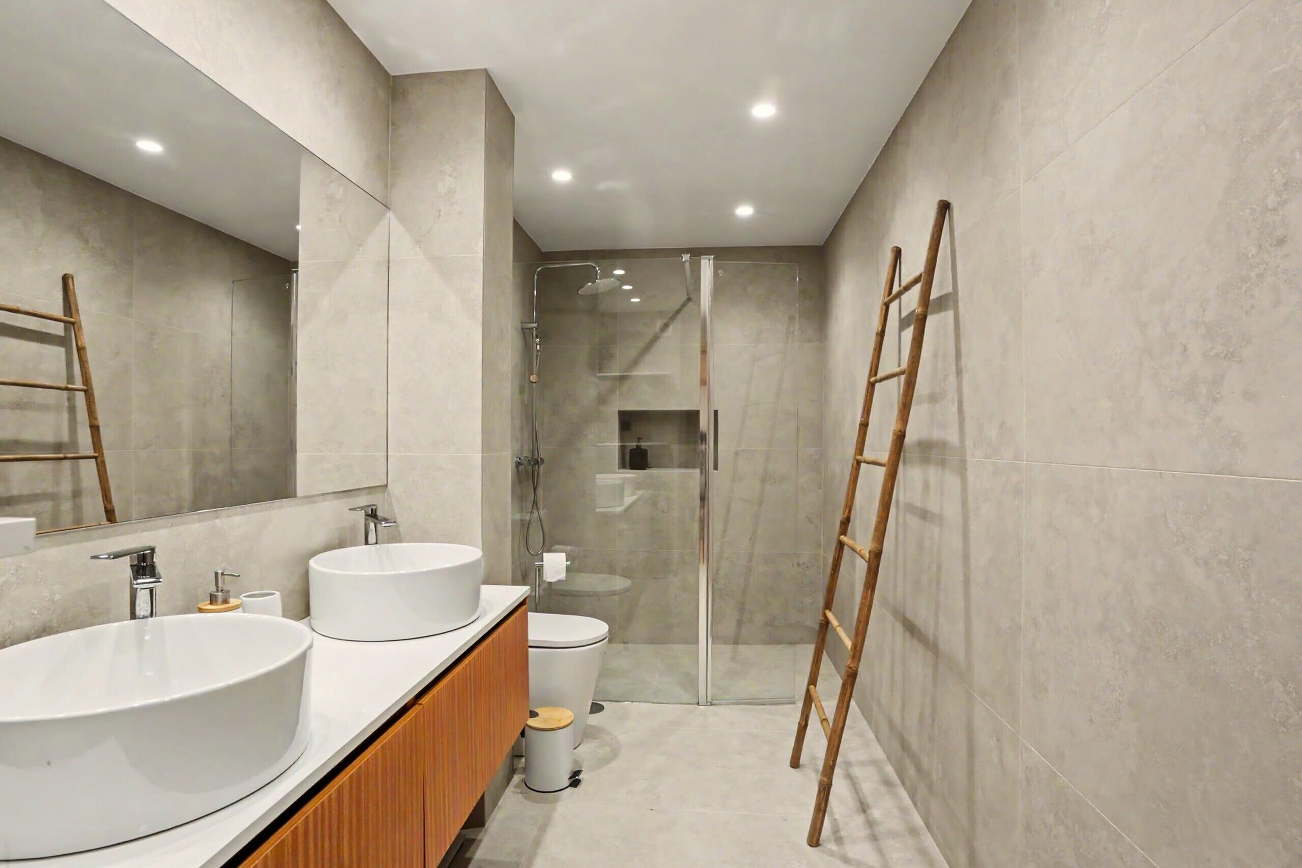 Een douche, een haardroger, handdoeken