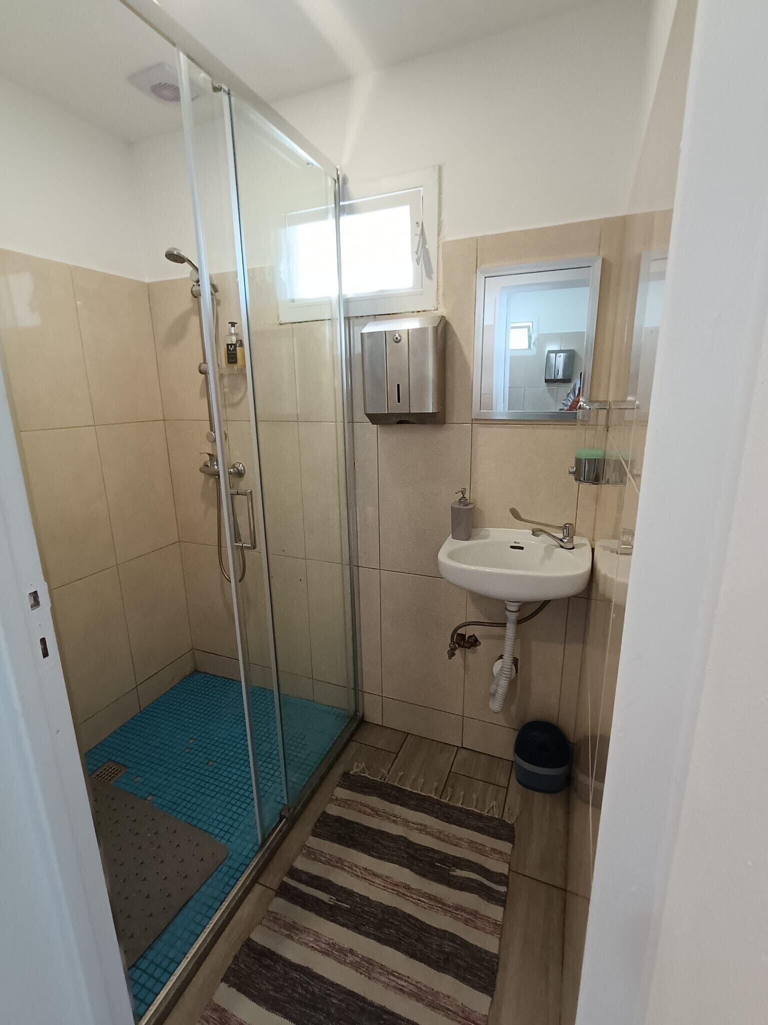 Een douche, een haardroger, handdoeken
