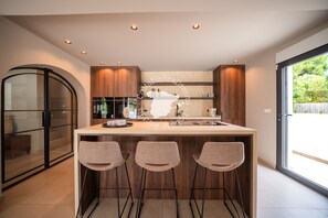 Coffee/tea maker, fridge, microwave, oven - CostaBlancaDreams - Villa Mariposa in Jávea (Javea)