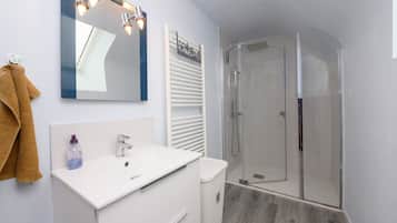 Douche, sèche-cheveux, serviettes fournies