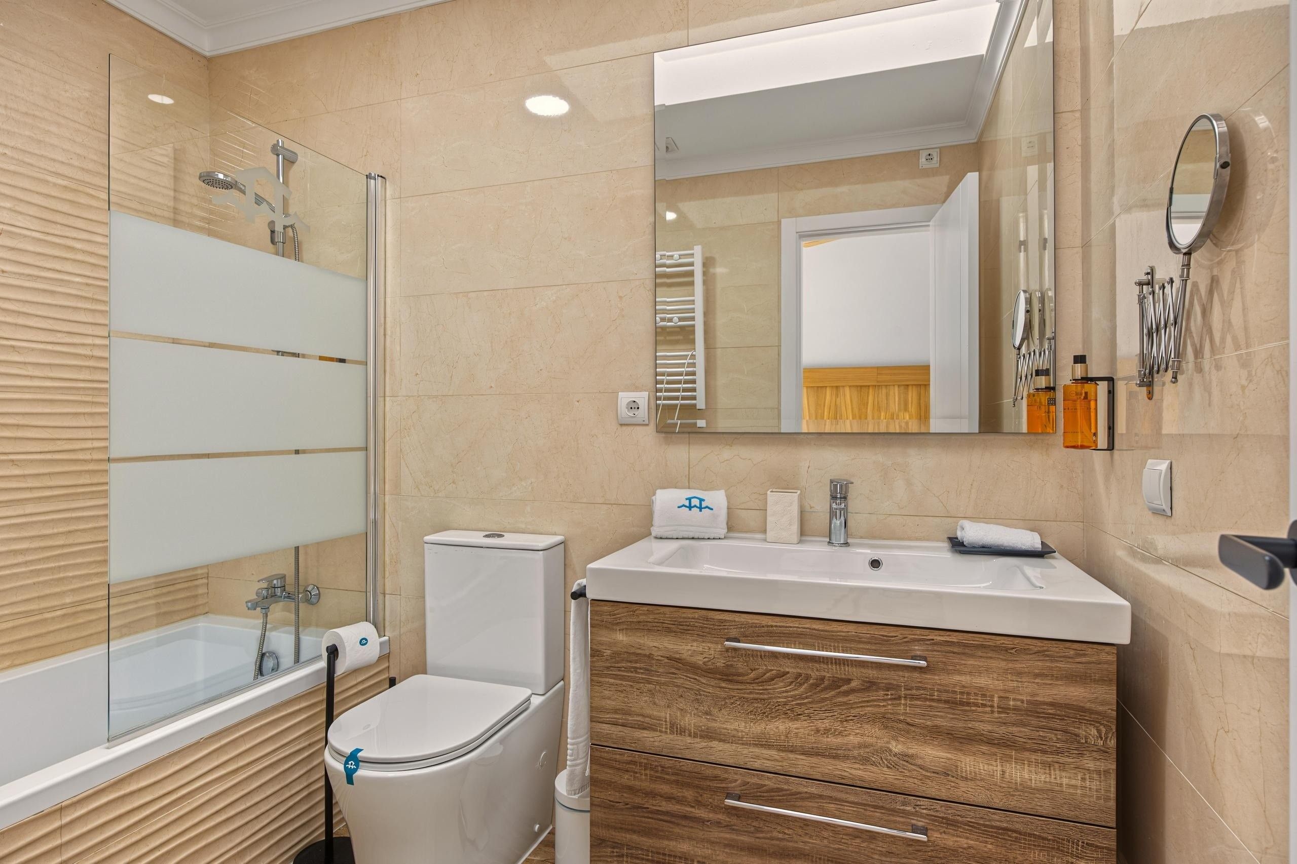 Un baño moderno con bañera, inodoro y tocador.