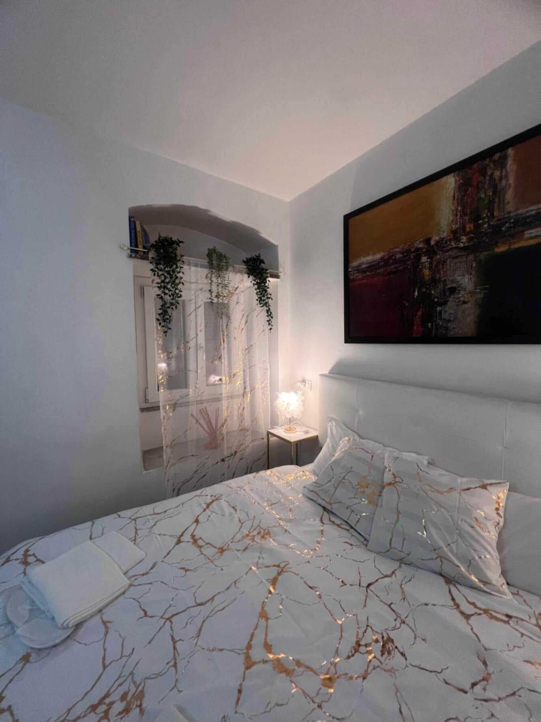 Tabla de planchar con plancha, wifi y ropa de cama 
