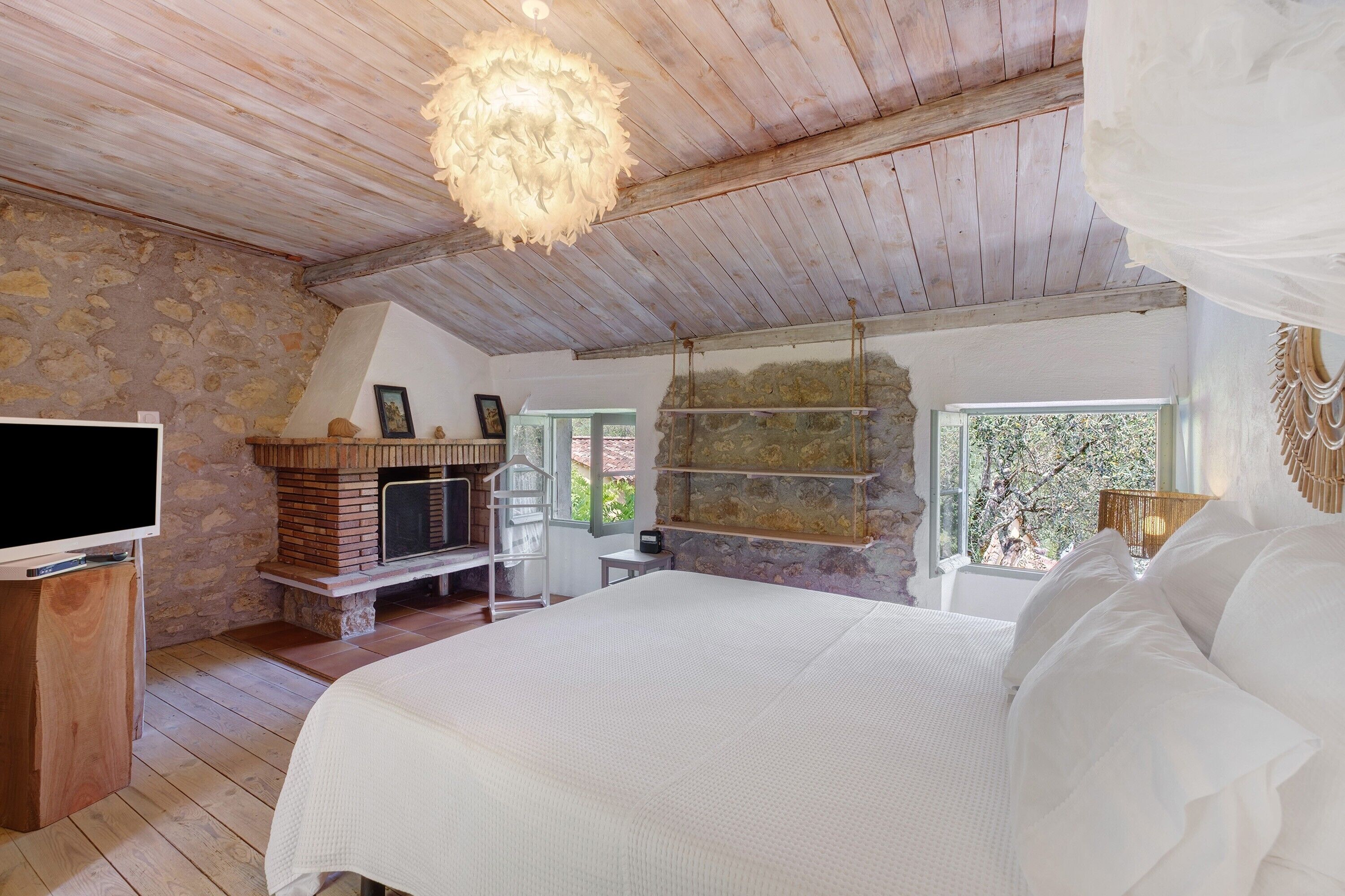WiFi, bed sheets