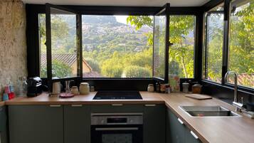 Geladeira, micro-ondas, fogão, cooktop