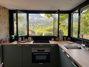 Fridge, microwave, oven, stovetop - Holiday Home "La Bergerie" with Mountain View, Shared Pool and Wi-Fi (Le Bar-sur-Loup)