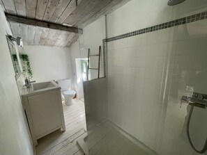 Shower, hair dryer, towels - Holiday Home "La Bergerie" with Mountain View, Shared Pool and Wi-Fi (Le Bar-sur-Loup)