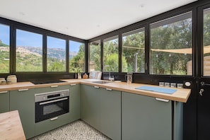 Frigorífico, microondas, horno y placa de cocina