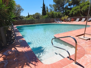 A clear swimming pool with tiled steps and a metal handrail. - Rural House 'Els Cucons' with Sea Views, Wi-Fi and Air Conditioning (Barcelona)
