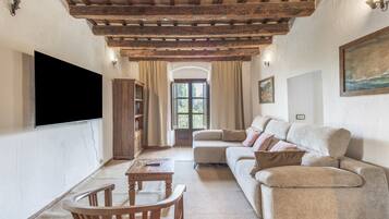Televisie en een open haard