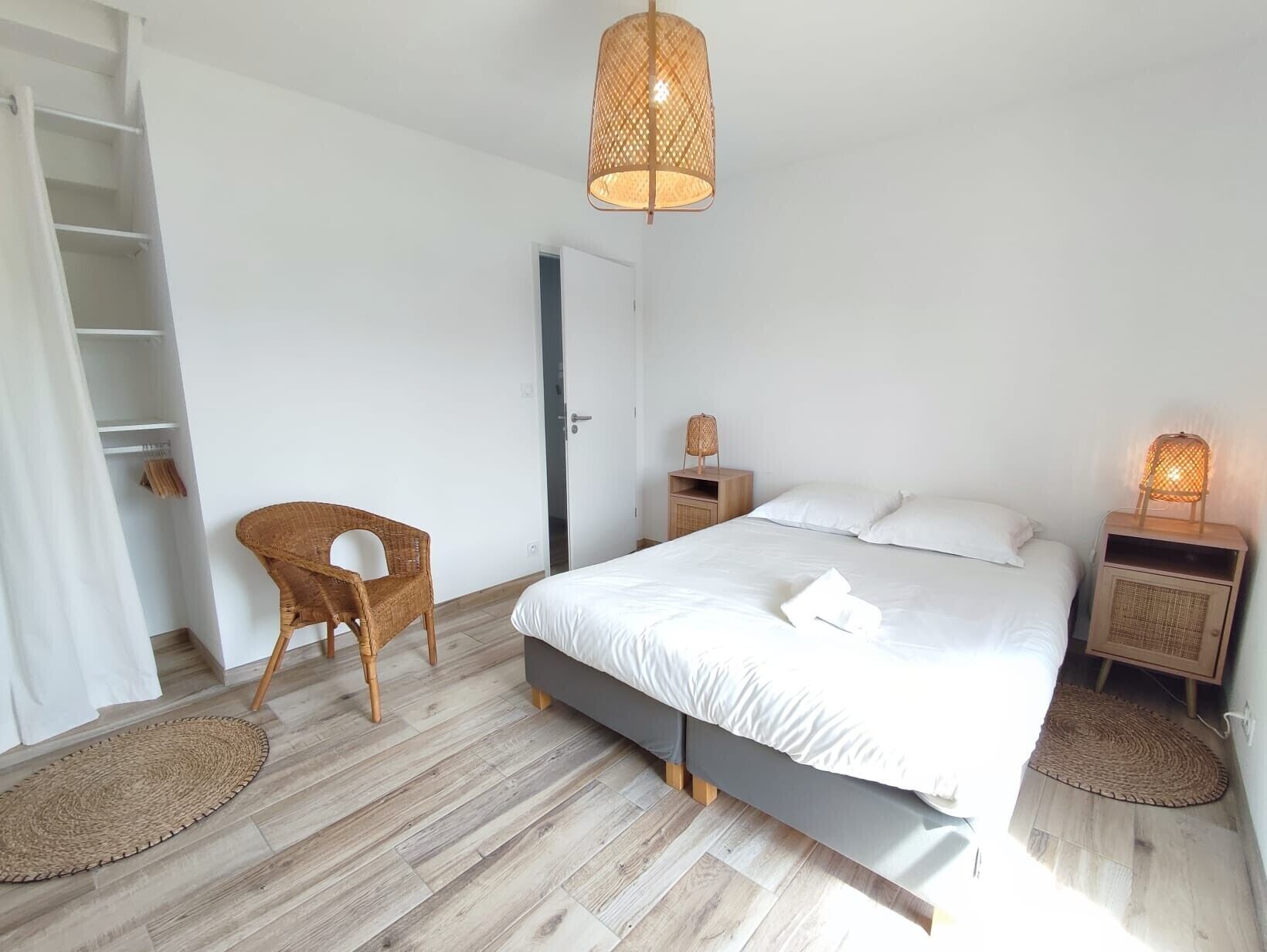 Een strijkplank/strijkijzer, wifi, beddengoed