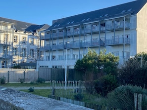 Exterior - Apartment with Beautiful Sea View, Shared Pool, and Private Balcony (Le Croisic)