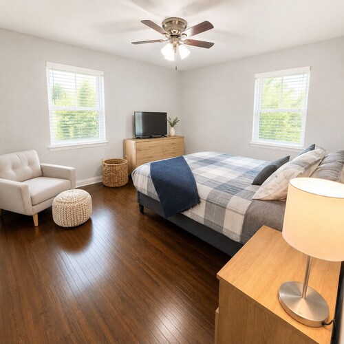 The White House is a charming 3-bedroom home in Jefferson City, Missouri. Located near the Missouri State Capitol, downtown attractions, restaurants, and local businesses, this comfortable retreat accommodates up to 6 guests.