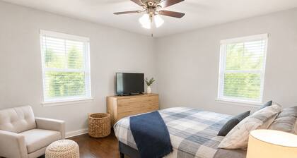 The White House is a charming 3-bedroom home in Jefferson City, Missouri. Located near the Missouri State Capitol, downtown attractions, restaurants, and local businesses, this comfortable retreat accommodates up to 6 guests.