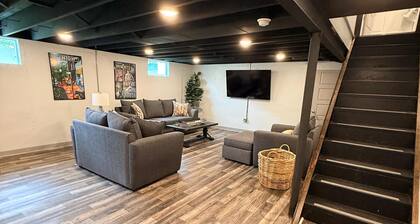 The White House is a charming 3-bedroom home in Jefferson City, Missouri. Located near the Missouri State Capitol, downtown attractions, restaurants, and local businesses, this comfortable retreat accommodates up to 6 guests.