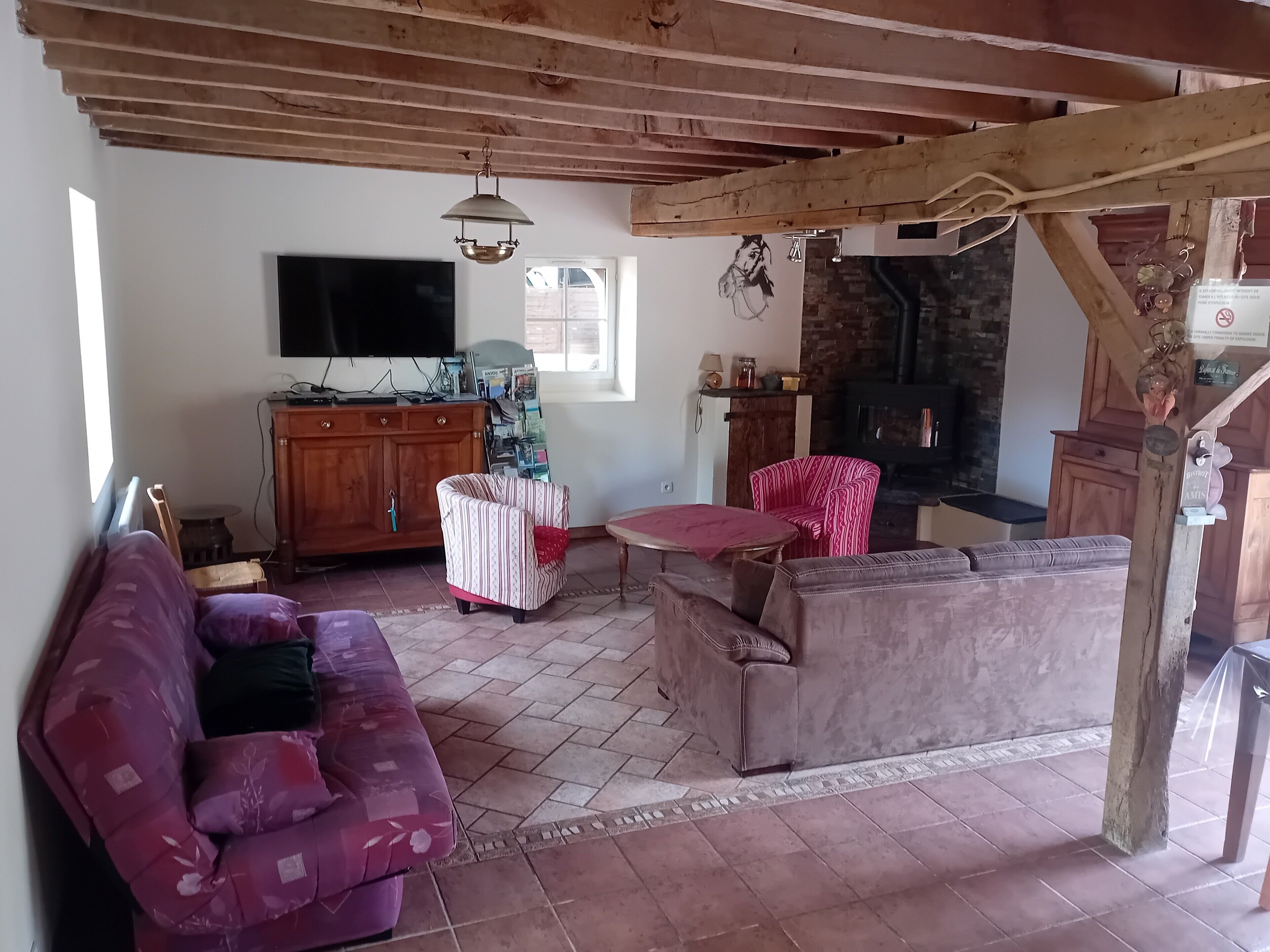 Fernseher, Kamin, Tischtennisplatte, Stereoanlage