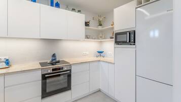 Frigorífico, microondas, horno y placa de cocina