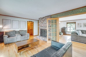 A spacious living room with a fireplace, a sofa, a coffee table, and a couch. - Families Welcome! Extended-stay Haven in Medina (Medina)