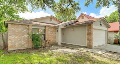 Satx Family Getaway w/ Patio, Grill & Yard!