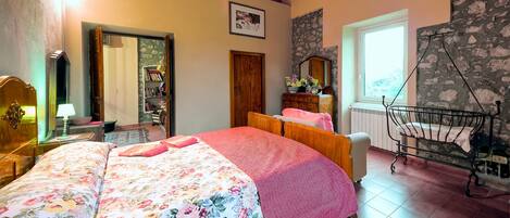 Iron/ironing board, WiFi, bed sheets