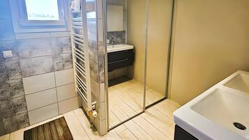 Dusche, Haartrockner, Handtücher