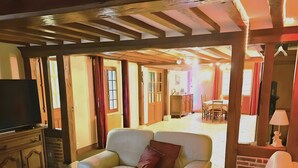 Una sala de estar con un sofá, una mesa de centro y un televisor.