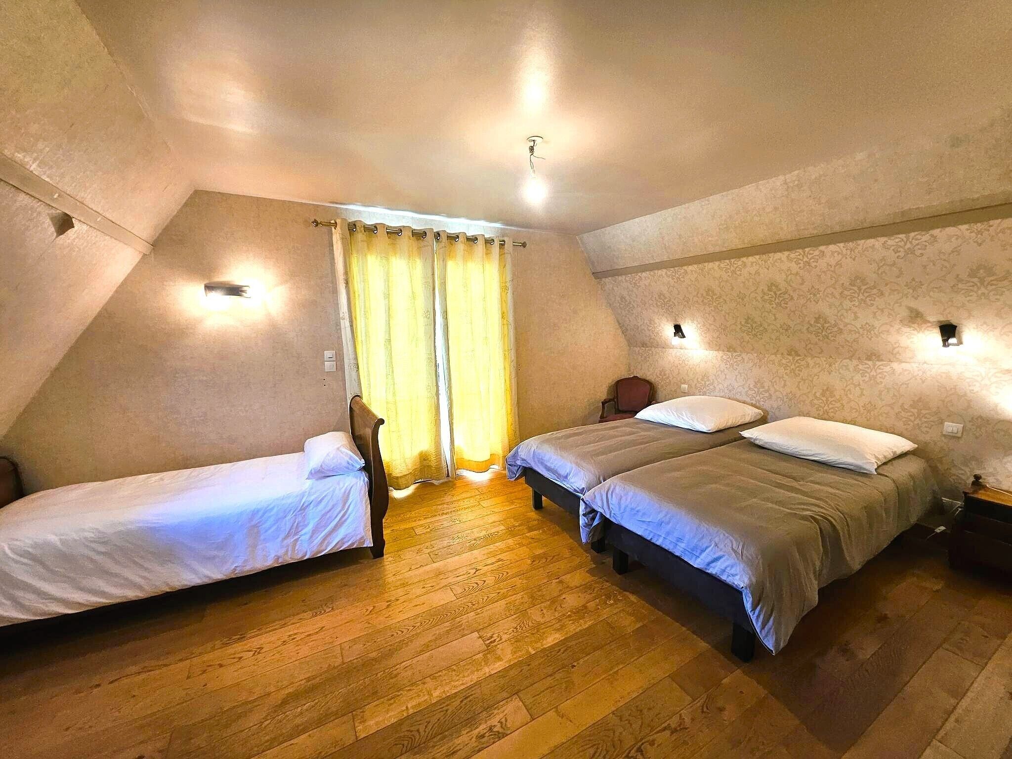 WiFi, bed sheets, wheelchair access