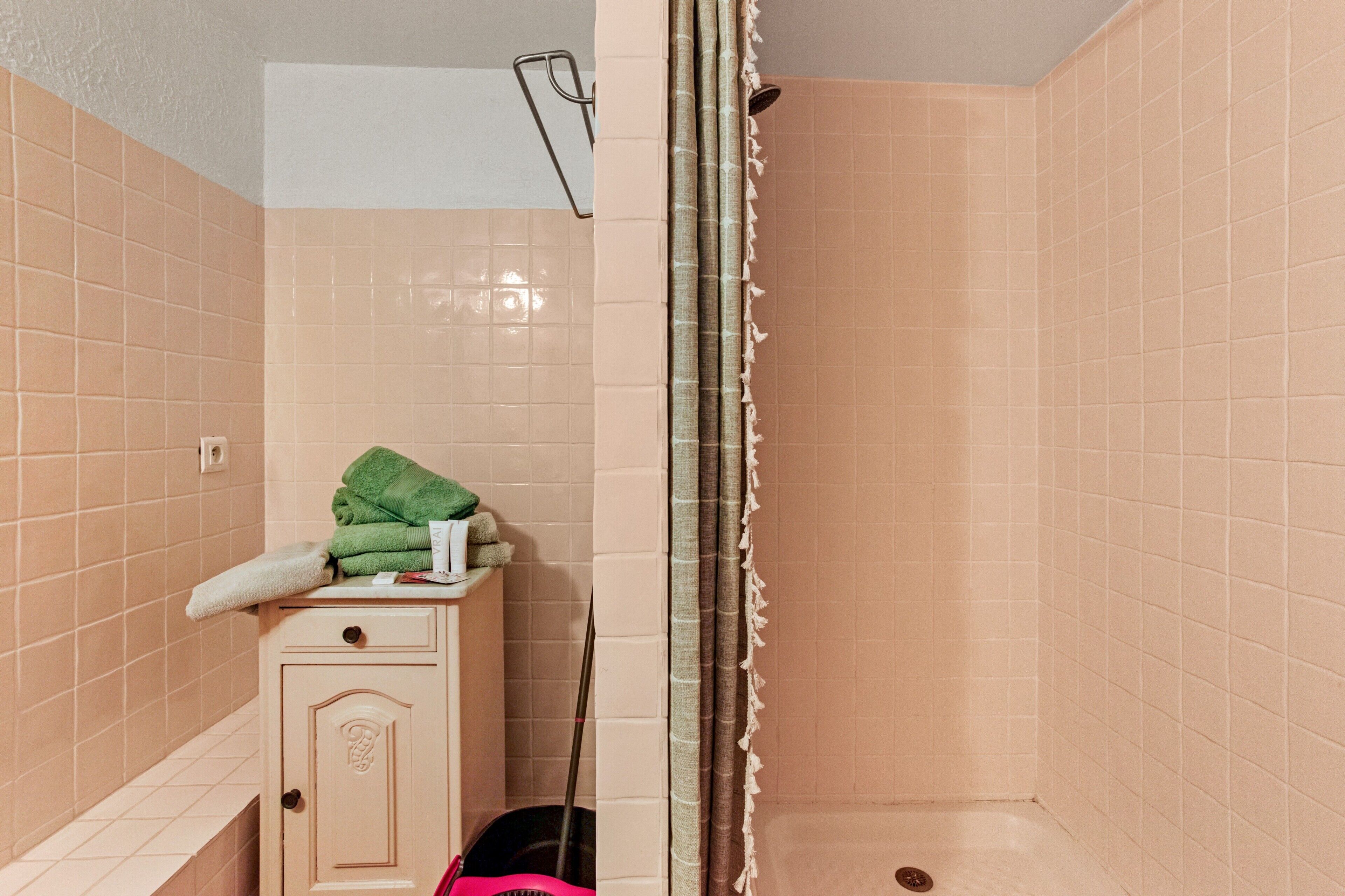 Douche, sèche-cheveux, serviettes fournies