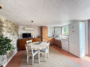 Private kitchen - Apartment "L’échappée Provençale de Callian" with Mountain View, Wi-Fi, and Air Conditioning (Callian)