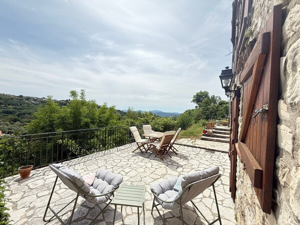 Terrace/patio - Apartment "L’échappée Provençale de Callian" with Mountain View, Wi-Fi, and Air Conditioning (Callian)