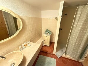 Bathroom - Apartment "L’échappée Provençale de Callian" with Mountain View, Wi-Fi, and Air Conditioning (Callian)