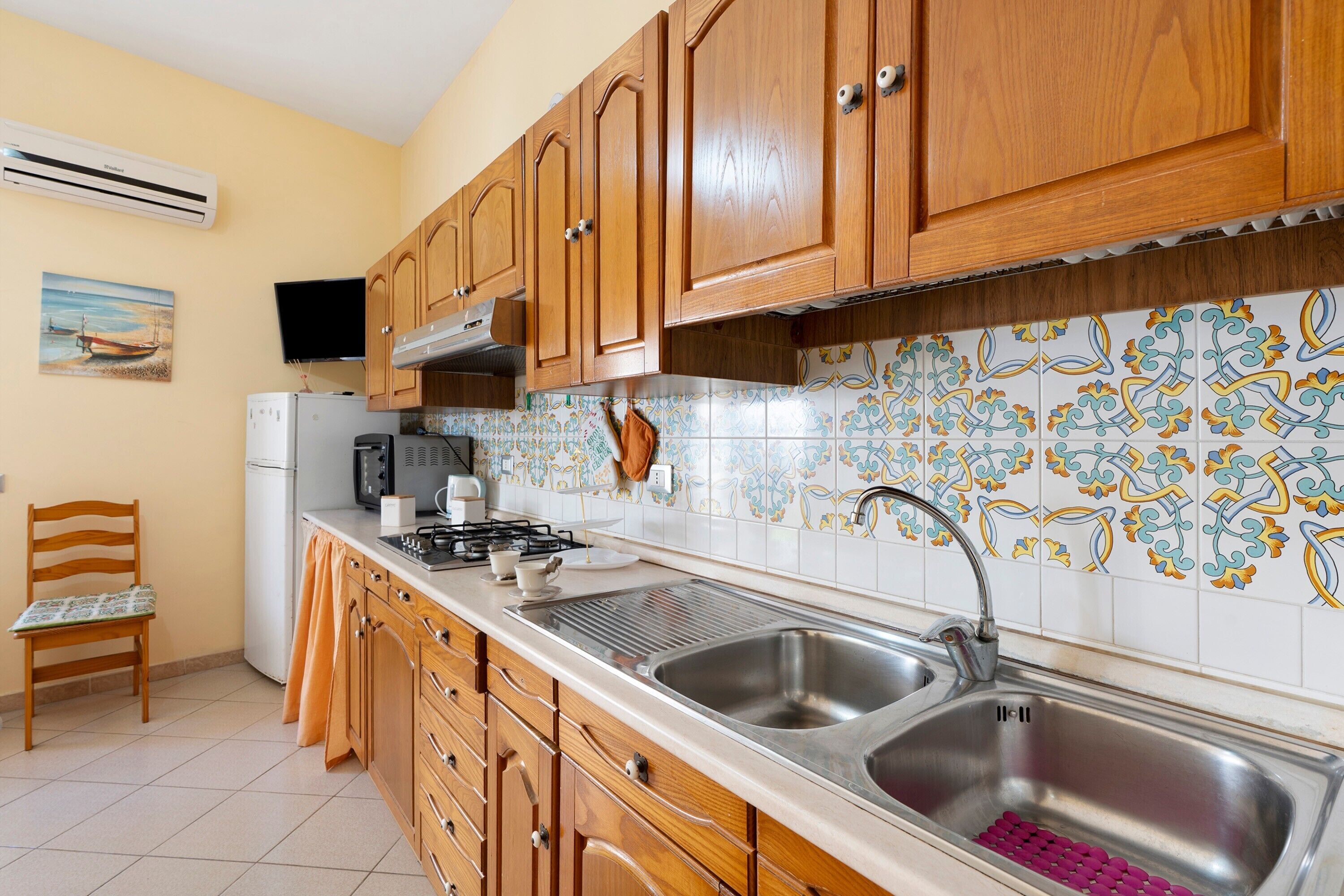 Cafetera y tetera, refrigerador, horno y parrilla de estufa 