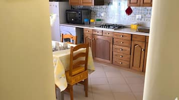 Frigorífico, horno, placa de cocina y cafetera o tetera