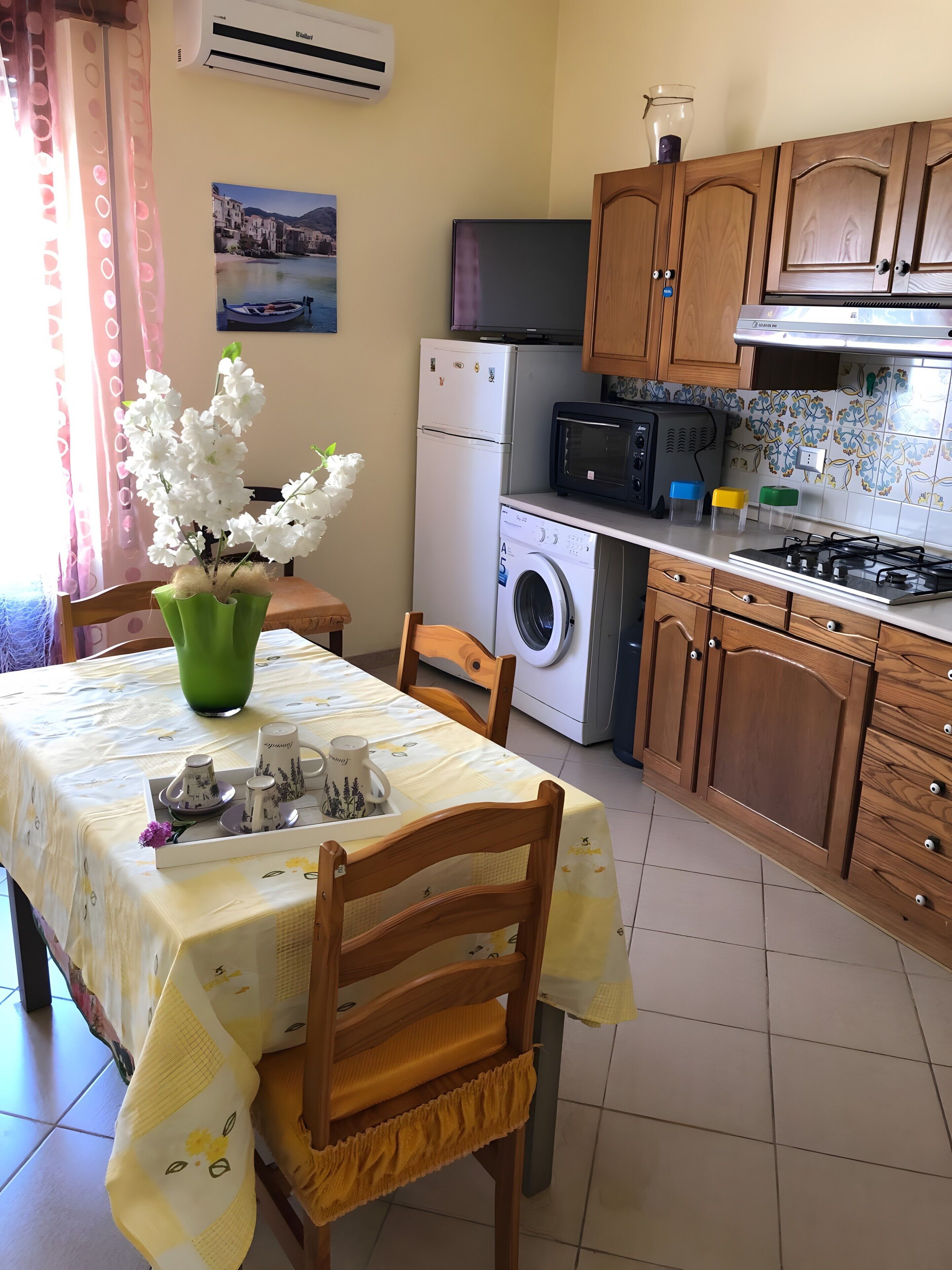 Frigorífico, horno, placa de cocina y cafetera o tetera