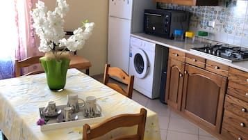 Frigorífico, horno, placa de cocina y cafetera o tetera